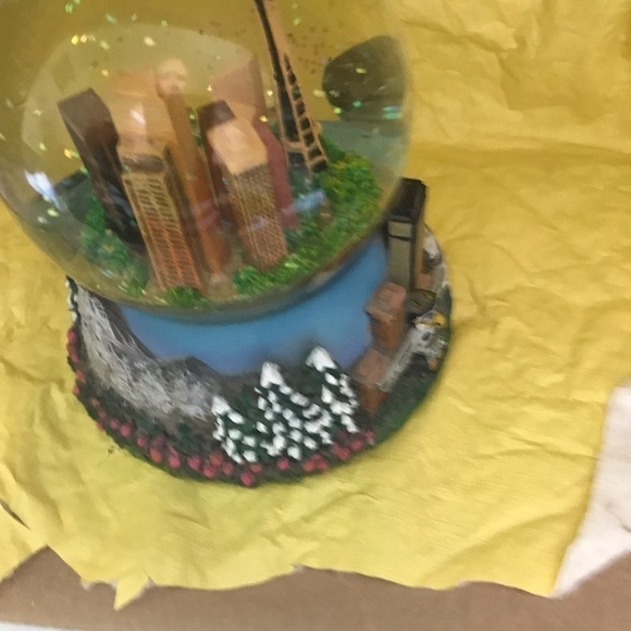Seattle Musical Snowglobe. - Picture 3 of 5